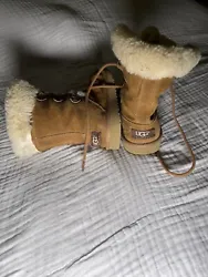 Size 13 Kids Ugg Boots . Condition is Pre-owned. There is some damage and material missing from the upper left boot.