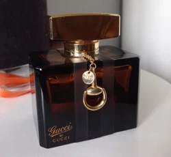 Gucci by Gucci parfum pour Femme 75ml. Eau de parfum de 75ml mais déjà entamé il reste tout juste la moitié du...