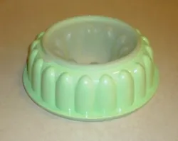This is a Tupperware Jel-Ring Mold 3-piece gelatin/jello mold set. Includes 6-cup ring mold (#1201), inner seal...