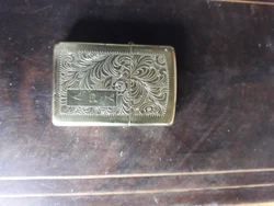 Briquet ZIPO avec gravures et initiales. Superbe présentation. Bien complet. Paiement par chèque uniquement