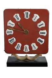 horloge cuir et bronze doré époque 1940 montée sur socle de marbre noir. Dimension hauteur 21 cm pour une largeur de...