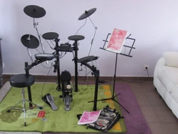BATTERIE ÉLECTRONIQUE ROLAND V-DRUMS TD-4. LA BATTERIE EST DÉMONTÉE (gain de place). AVEC TABOURET.