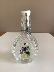 ancienne petite bouteille, flacon avec un joli décor peint, fleurs.Verre à facettes Hauteur 11,5 cm largeur 6 cmPoids...