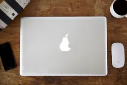 Magnifique stickers pour MacBook Apple Poire Croquée disponible ennoir oublanc. Cet autocollant pour MacBook est...