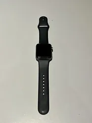 Apple Watch Series 3 42mm noire. Bracelet caoutchouc noir de base.Vendu avec 3 bracelets supplémentaires et une...