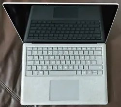 Surface Laptop 2, esthétiquement parlant, cest une histoire de design élégant et soigné sublimé par une conception...