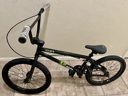 This Haro Leucadia BMX bike is perfect for any cycling enthusiast. Its durable construction and high-quality components...