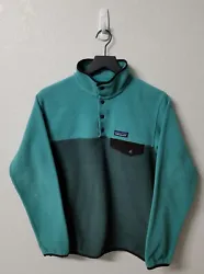 1/4 Snap Button Fleece Pullover Sweater. -Teal Blue Colorway with Dark Brown Accents. -The only stains it has, is two...