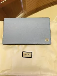 The Gucci GG Marmont NEW mini chain bag has a structured shape in textured leather. The flap closure features a petite...