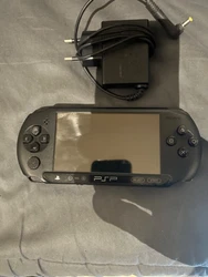 Console Sony PSP street E1004 vends avec chargeur , la console fonctionne très bien ,elle est un peu bruyante à la...
