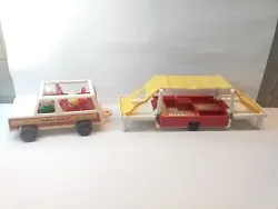 VTG FISHER PRICE LITTLE PEOPLE JEEP AND POP UP CAMPER #992, 1979, FAMILY OF 4 INCLUDED, BACK SEAT OF JEEP GOES DOWN TO...