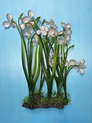 High quality artificial plastic aquarium plant for aquariums and fish tanks. White and green plant flower aquarium...