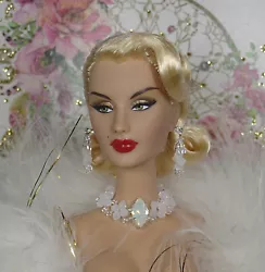 Fashion Royalty, Barbie, Silkstone. Made in France. Base Métal SILVER. Collier & Boucles dOreilles.