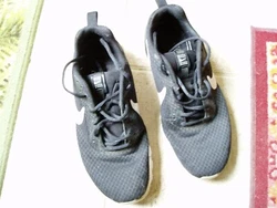 Baskets taille 44, marque Nike Air, noir, legeres;  en tres bon etat