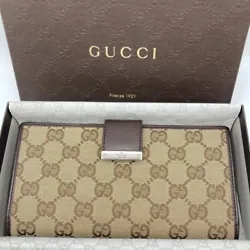 This stunning Gucci wallet is the perfect addition to any outfit. Made in Italy from high-quality cow leather and...