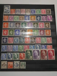 On retrouve 63 timbres neufs sans charnieres. Voici un joli lot de timbres de France en vrac. Bonne valeur.