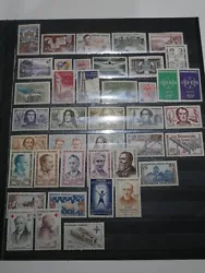 Bonne cote. On retrouve 41 timbres neufs sans charnieres. Voici un joli lot de timbres de France en vrac.
