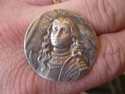Vends rare bouton ancien en métal argenté représentant Jeanne DArc. Taille: 3,05 cm de diamètre. Ensemble en bon...