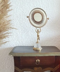 Diamètre du pieds 7,30 cm. Hauteur totale du miroir : 29 cm.