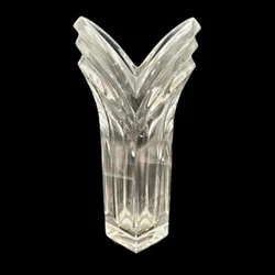 Add a touch of sophistication to your home with this stunning Mikasa Art Deco tulip vase from the Mystic Suite...
