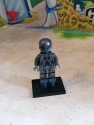 Lego Officiel  Socle non fourni sert juste à présenter la figurine Vendu comme sur les photos de lannonce en ligne...