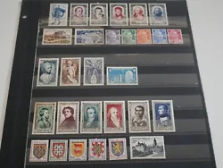 Bonne cote. On retrouve 29 timbres neufs avec charnieres. Voici un joli lot de timbres de France en vrac.