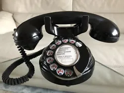 Ancien téléphone de type crapaud fabriqué en 1949.Le cordon d’origine est en tissus et le cadran revient très...