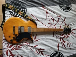 Gibson tout dorigine sauf le manche qui a étai revernis. mise a par sa la guitare fonctionne super bien.