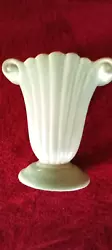 The vase has an incised mark of Red Wing 950 on the bottom. This would be a wonderful addition to anyone’s collection.