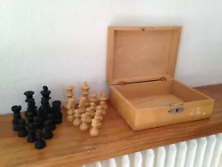 Lot de 32 pièces de jeux d échecs. hauteur de 3 cm à 6 cm.