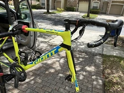 The carbon fiber drop bar handlebar type and 11-speed ultegra derailleur gears make for a smooth ride.