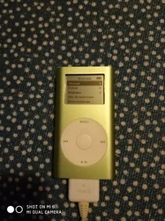 iPod Mini 2eme Génération Vert 4Gb.  Fonctionne parfaitement  En bon état, quelques petites traces dusure sur la...