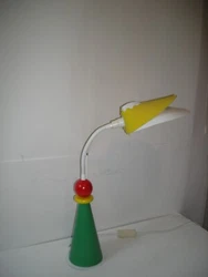 LAMPE POIRSON. longueur de la lampe : 40 cm. hauteur : 48 cm. hauteur du pied : 28 cm.