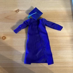 Excellent condition! Gown has pocket holes and faux pocket flaps inside.