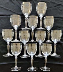 1 Lot de 12 verres anciens en cristal gravé. Hauteur : 16,2 cm. diamètre du col 6.5 cm. diamètre du pied 6 cm. En...