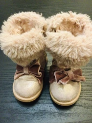 Seychelles Girls Rose Gold Faux Fur Lined Boots Sz. 6. Condition is 