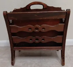 This vintage magazine rack is perfect for adding a touch of mid-century style to any room. Crafted from reddish-brown...