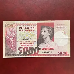 Madagascar Billet 5000 Francs 1974 Série A/27 République Malgache. Aucune fente Pli en croix 2 épinglages banque...