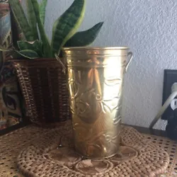 This is such a cute metal decor piece! It could be used for a flowerpot, display, brush, utensil holder, or a unique...