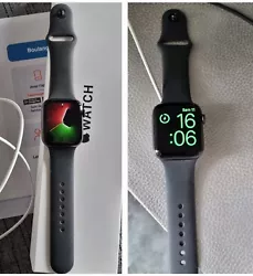 Apple Watch SE 44mm Boîtier en aluminium gris sidéral bracelet noir  garantie jusquen juillet 2023 État de la...