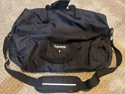 Damaged: the zipper does not work and there is a small ripped holeThis Supreme duffle bag in black is the perfect...