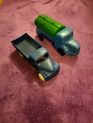 Jouets anciens plastique lot de deux, 1 camion citerne et 1 camion remorque.