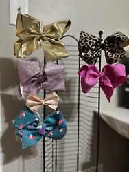 6 girls hair bows. 4 (lined up in the left) are Jojo Siwa Bows and the other 2 are unknown brand. All pre owned.