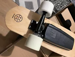 Le skateboard électrique REVOE Cruiser est doté d’une technologie exclusive avec un moteur Brushless intégré à...