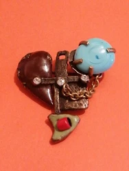 Bijoux or design Christian Lacroix broche coeur décalée cuivre bijoux fantaisie.  Vrai bijou original  Vendu comme...