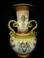 Des serpents formant les anses. A. Très grand vase en céramique italienne. hauteur 42,5 cm. diamètre au col 17,2 cm....