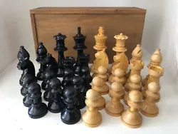Superbe pions de jeu d échecs. 32 pièces + boite en bois à couvercle coulissant. hauteur de 3.5 cm à 7.5 cm.