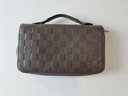 MODÈLE : ZIPPY XL. PORTEFEUILLE LOUIS VUITTON. Vendu avec dust bag Louis Vuitton. MATIÈRE : CUIR damier infini. SO...