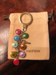 Rare et original ce Porte-clés pastilles multicolores Louis Vuitton. Envoi en recommandé AR valeur assurée.