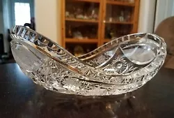 Crystal clear diamond cut bowl shaped like a boat Very elegant and totally new but without a tag No damages at all I...